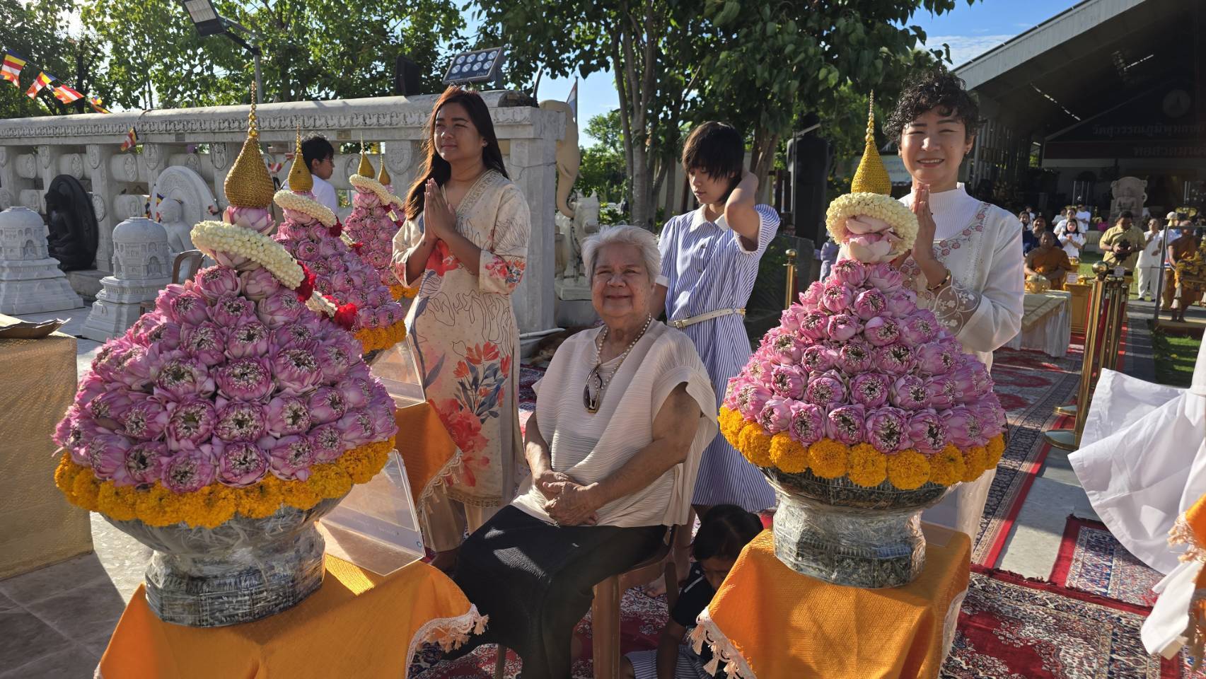 ทำบุญบูชาดอกบัวประจำทุกวันพระ รูปที่ 5